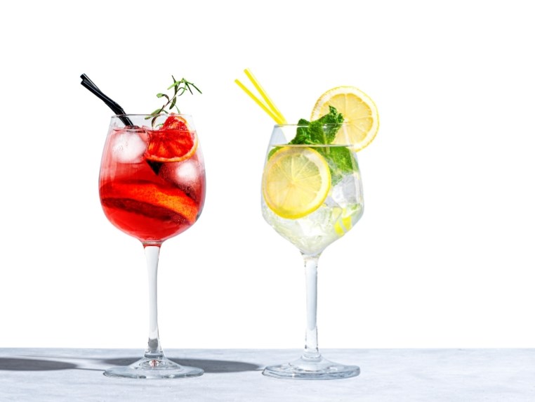 Sklenice Aperol Spritz a Gin & Tonic