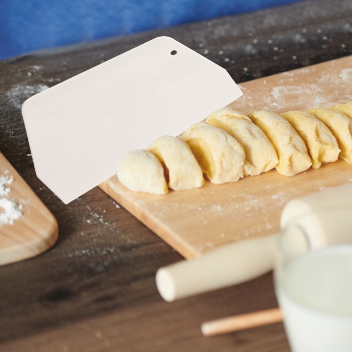 Stěrka / cukrářská karta 13,5 x 19,4cm,  rovný okraj, plast, bílá